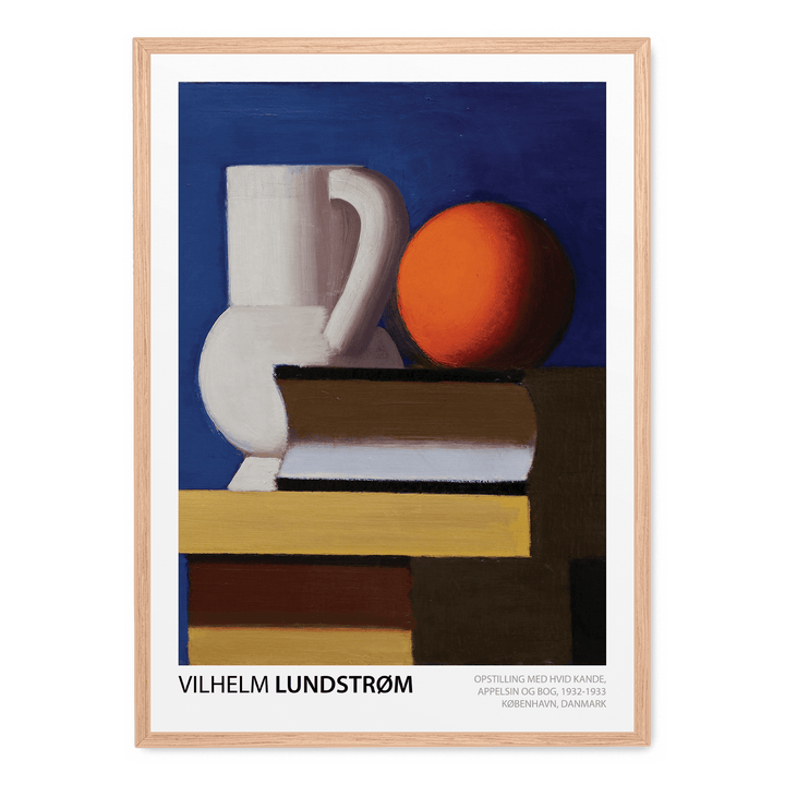 Opstilling Med Hvid Kande Appelsin Og Bog